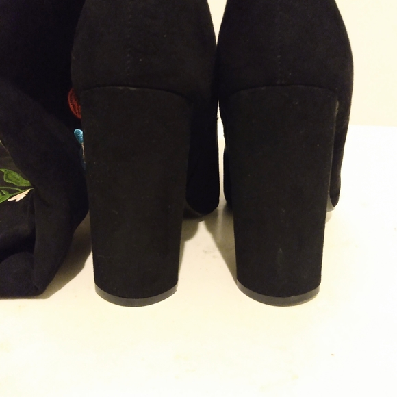 Qupid Black Red Floral Faux Suede Over Knee 4 1/4" Chunky Heel Boots sz 7 - Picture 4 of 10
